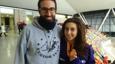En la imagen el entrenador Ferran Tortosa y Alicia Vázquez con la medalla conseguida en el Campionat de Catalunya. Foto: cedida