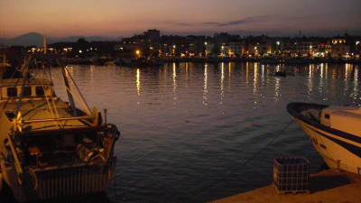 Escena nocturna del puerto de Cambrils. Foto: David Abián / Wikimedia