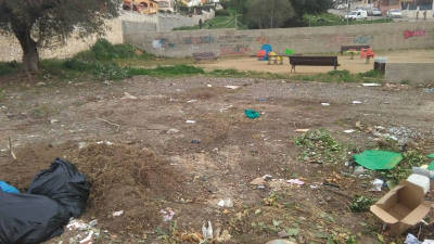 Los residuos de todo tipo se acumulan junto a la zona de juegos infantiles.