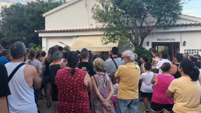 Decenas de clientes, manifestándose delante de la recepción del camping. FOTO: DT