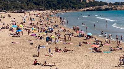 La playa de l’Arrabassada de Tarragona, llena de gente este mayo. Foto: Jordi Sanvisens