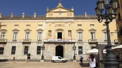 La fachada del Ayuntamiento de Tarragona, ya con la pancarta por la libertad de los