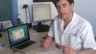 El doctor Rodríguez muestra el modelo en 3D del que disponían antes de la operación.Foto: Norián Muñoz