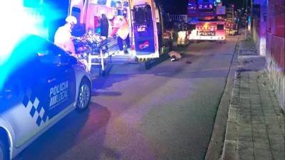 El SEM atendi&oacute; y traslad&oacute; a los heridos. FOTO: POLICIA LOCAl VENDRELL
