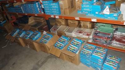 Cajas en el interior del almacén con los rotuladores incautados. Foto: dt