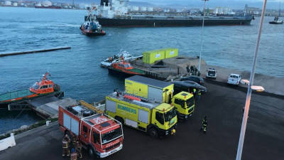Los vehículos de emergencia en primer lugar y en la parte superior el buque. Foto: Bombers de la Generalitat