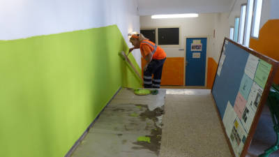 Una trabajadora pinta un pasillo de esta escuela pública de la capital de la Costa Daurada. FOTO: AJ. SALOU