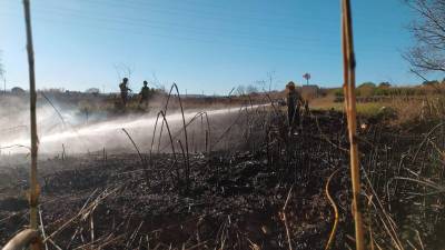 Los bomberos, remojando el incendio de Valls. Foto: DT