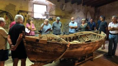 Una barca rescatada para su restauración.