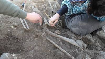 Estudiants excavant les restes humanes del segle III aC al jaciment ibèric de Nulles. Foto: J. Canela / C. Belarte