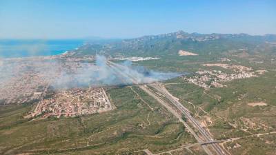 Las llamas se han iniciado en la urbanización del Casalot y han saltado la A-7. Foto: Bombers