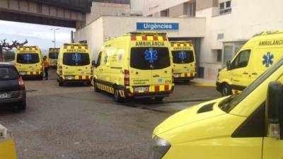 Ambulàncies a la porta d´Urgències, la setmana passada. FOTO: PLATAFORMA SALVEM LES AMBULÀNCIES DE LES TERRES DE L´EBRE