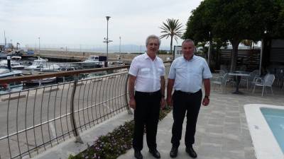 Pascual Roche y Jaume Vicheto, en el lugar por donde transcurrirá el futuro paseo entre las playas. Foto: J. Díaz