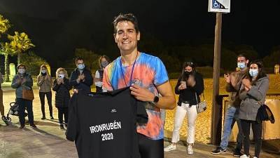 Rubén Vázquez, tras llegar a la meta situada en la playa de l’Arrabassada de Tarragona. FOTO: Cedida