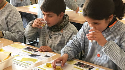 Dos alumnes durant el tast dâ€™oli que estan fent grÃ cies a la campanya de la DOP Siurana. FOTO: DOP SIURANA+
