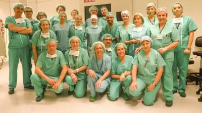 Imagen del equipo al completo de la Unitat de Cirurgia Bariàtrica del Hospital Sant Joan de Reus. Foto: DT