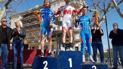 El podio de la Cursa Social Baix Penedés con el ganador Léo Menville y los rusos Vdovin y Logunov. Foto: Cedida