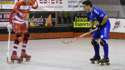 Dos jugadores de ambos equipos, durante una de las acciones del partido. FOTO: CE VENDRELL