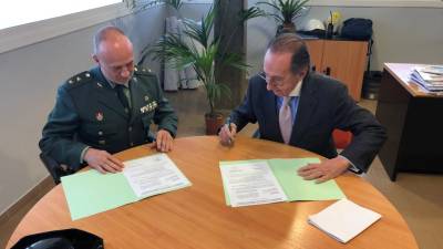 El teniente coronel Jordi Verger y el presidente del consejo de administración Luis de Patricio firman el fin de la concesión. foto: Guardia Civil