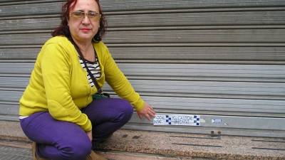 Araceli Gracia, en la puerta de su local, cerrado con el precinto de la Policía Local. Foto: JMB