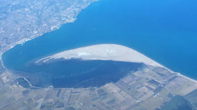 Imatge aèria de la badia del Fangar, presa des d´un avió. FOTO: RAMON NOMEN
