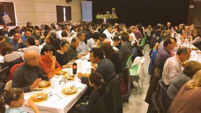 Imatge del dinar popular celebrat a la Sala Polivalent de Capafonts. Foto: cedida