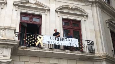 La pancarta ya vuelve a estar en la fachada del Ayuntamiento de Reus. DT