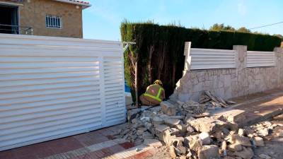 Casa de Tres Cales afectada per l’impacte d’un vehicle, el 31 de gener. Foto: Bombers de la Generalitat