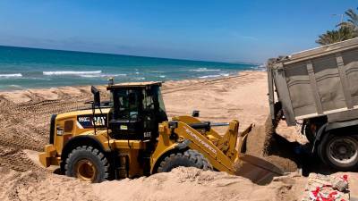 Los camiones llevan arena a la playa de Calafell. FOTO: JMB