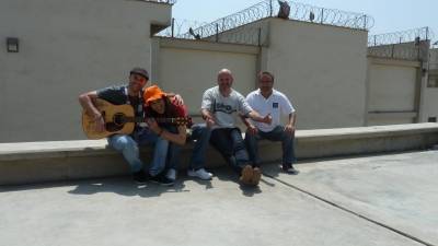 El Toubab (izquierda), artista de Reus, cuando tocó en el penal de Ancón II, en Perú. Actuó para animar a los presos, muchos españoles. Foto: dt