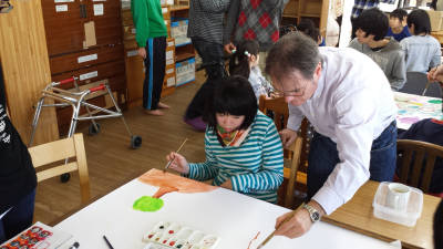Jordi Isern pintant amb una nena amb discapacitat a Saku, l´any 2013. FOTO: CEDIDA