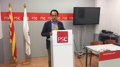 El portavoz socialista, Francesc Vallès, durante su intervención de este lunes en rueda de prensa. Foto: F.G.