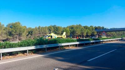 El helicóptero del SEM ha derivado al paciente hasta el hospital Joan XXIII. FOTO: DT
