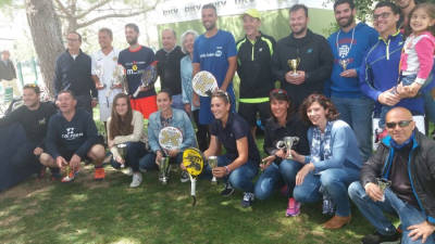 Foto de familia de ganadores y finalistas del torneo. FOTO: DT