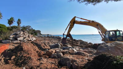Una excavadora, retrasando la posición de las rocas. FOTO: ALBA MARINÉ