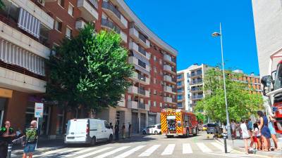 Cinco dotaciones de Bombers se han desplazado hasta el lugar. Foto: Norián Muñoz