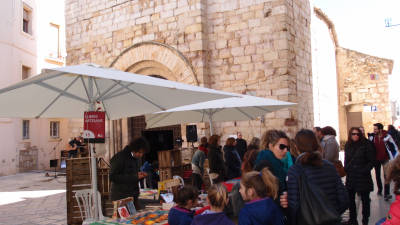 Un nombrós públic es va acostar per conèixer les parades de llibres i editors a la plaça de Sant Miquel. FOTO: JOAN BORONAT