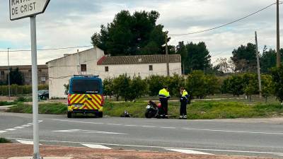 La patrulla de Atestats de Mossos con la motocicleta accidentada. Foto: Cedida