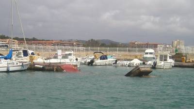 El puerto necesita una rehabilitación. Una pasarela se hundió el pasado año. Foto: JMB/DT
