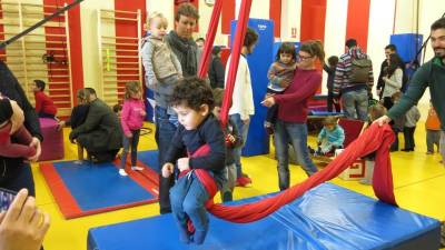 'Circ en família' obre les portes del centre, on es convida pares i fills a jugar plegats fent circ. Foto: Cedida