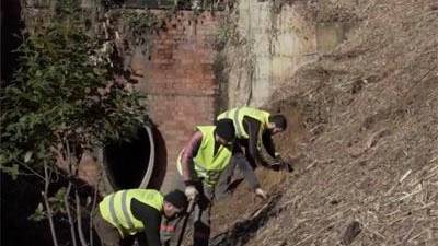 Treballadors fent tasques de manteniment i conservació de lleres en zona urbana. FOTO: Generalitat de Catalunya