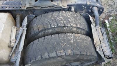 Neumáticos desgastados del vehículo accidentado. FOTO: CME