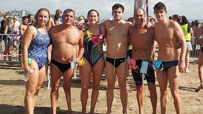 Ferran Siré, junto a varios nadadores entre ellos Jordi Cervera. FOTO: Cedida