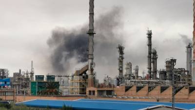 El humo causado por el incidente, en una imagen captada desde el acceso a la zona industrial a las 9.30 horas. Foto: Àngel Juanpere