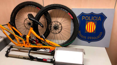 Bicicleta desmuntada i recuperada despr&eacute;s d'haver estat sostreta amb altres objectes en trasters de Tarragona