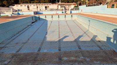 La piscina municipal de Altafulla tardará en llenarse de agua de nuevo. foto: Joan Boronat