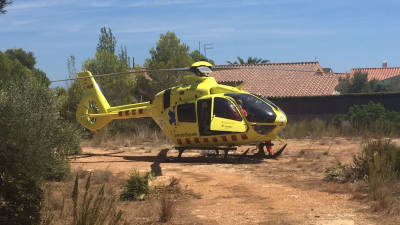 Helicòpter del SEM que va intervenir ahir en l’ofegament del nen de tres anys a la urbanització Tres Cales de l’Ametlla de Mar. Foto: sem