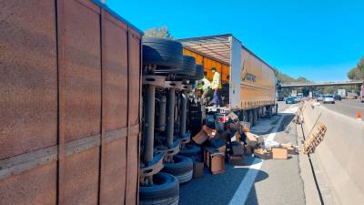Durante el trasvase de la carga se ha descubierto la droga que transportaba el camión. FOTO: DT