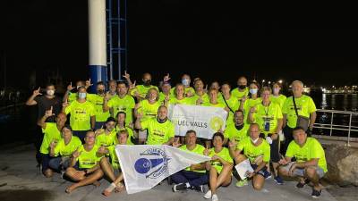 Nadadores y acompañantes, en el Barlovento de Cambrils, antes de partir hacia la plataforma Casablanca a la 01.00 de la madrugada. FOTO: Cedida