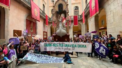 La protesta ha terminado en el Pati Jaume I del Ajuntament de Tarragona. FOTO: Joel Medina